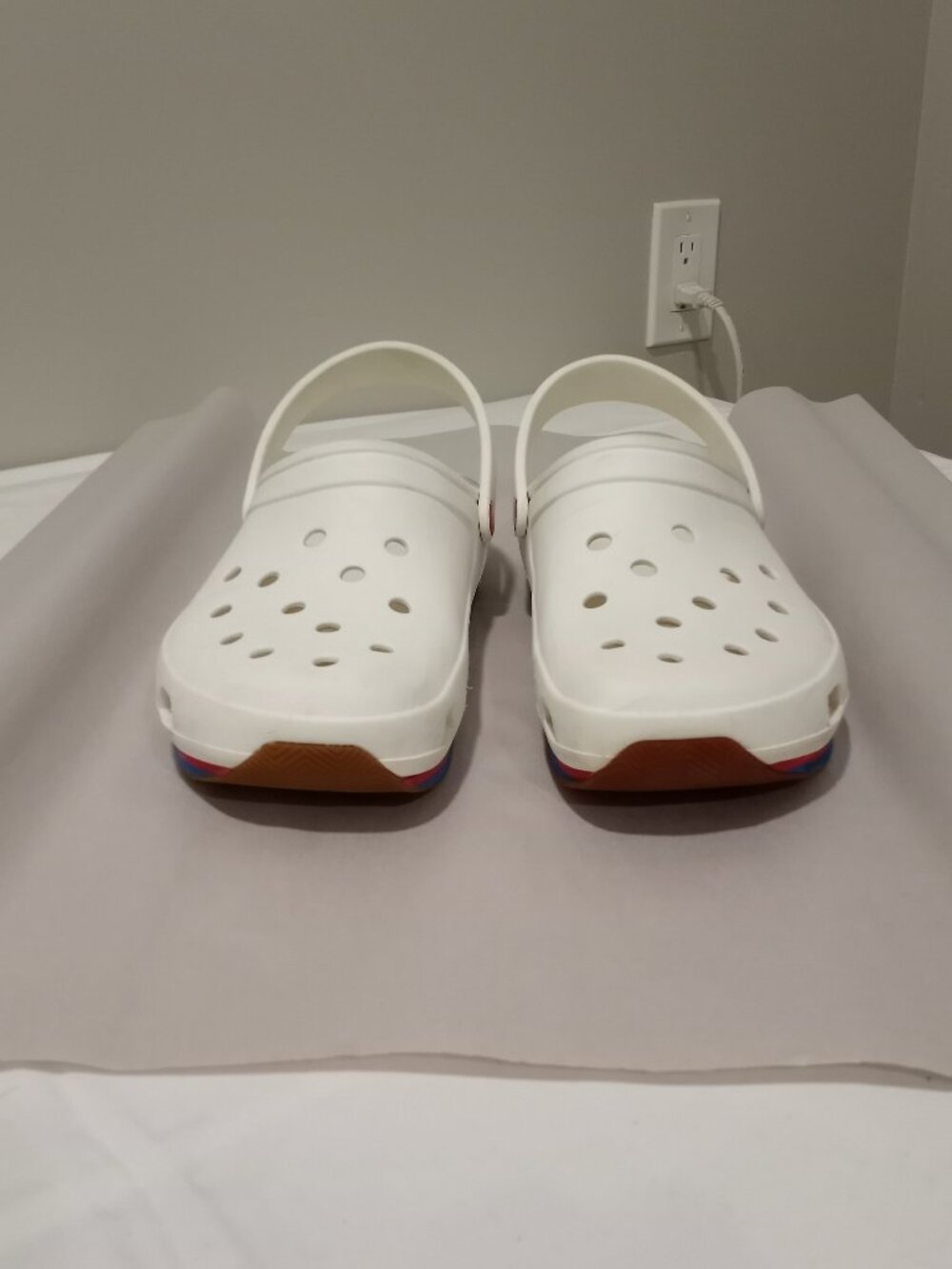 WHITE CROCS RETRO CLOGS WITH BLUE & RED STRIPED MIDSOLE MEN'S SIZE 12M